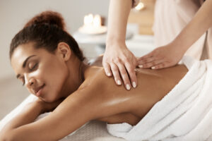 Mulher recebendo massagem nas costas.