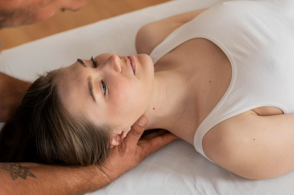 Mulher recebendo massagem no pescoço