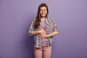 Mulher com as mãos na barriga