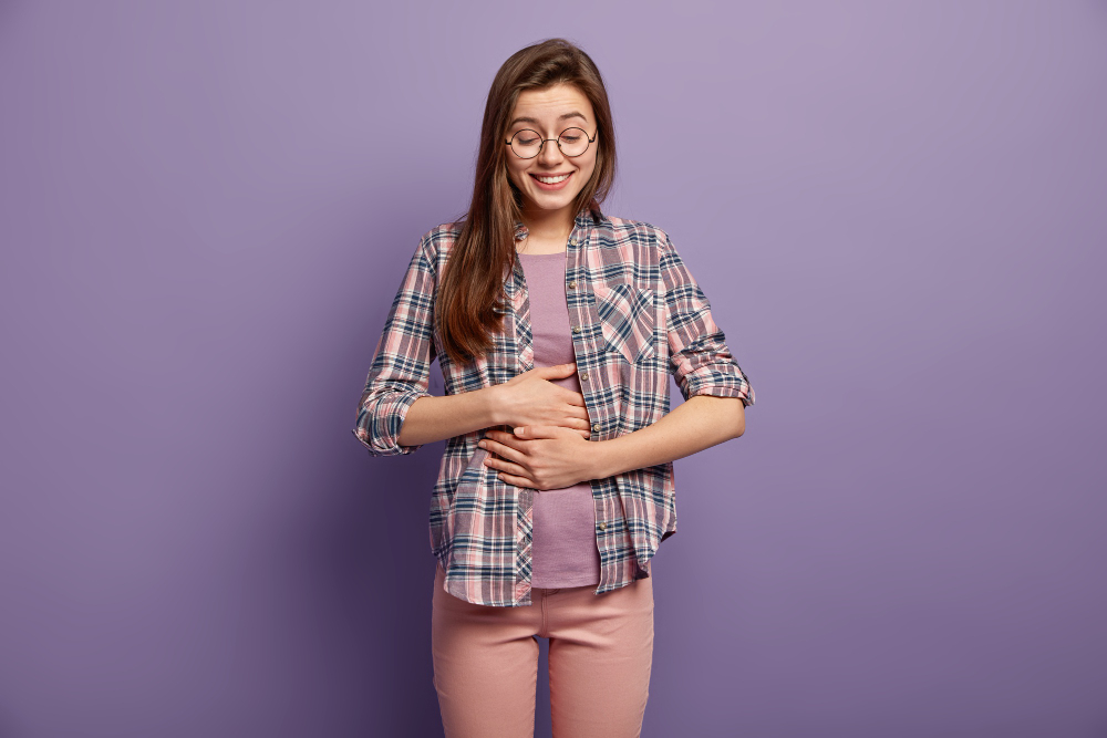 Mulher com as mãos na barriga