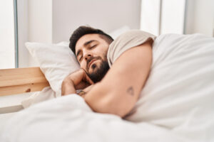 Homem dormindo relaxado