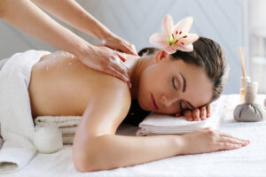 Mulher fazendo massagem