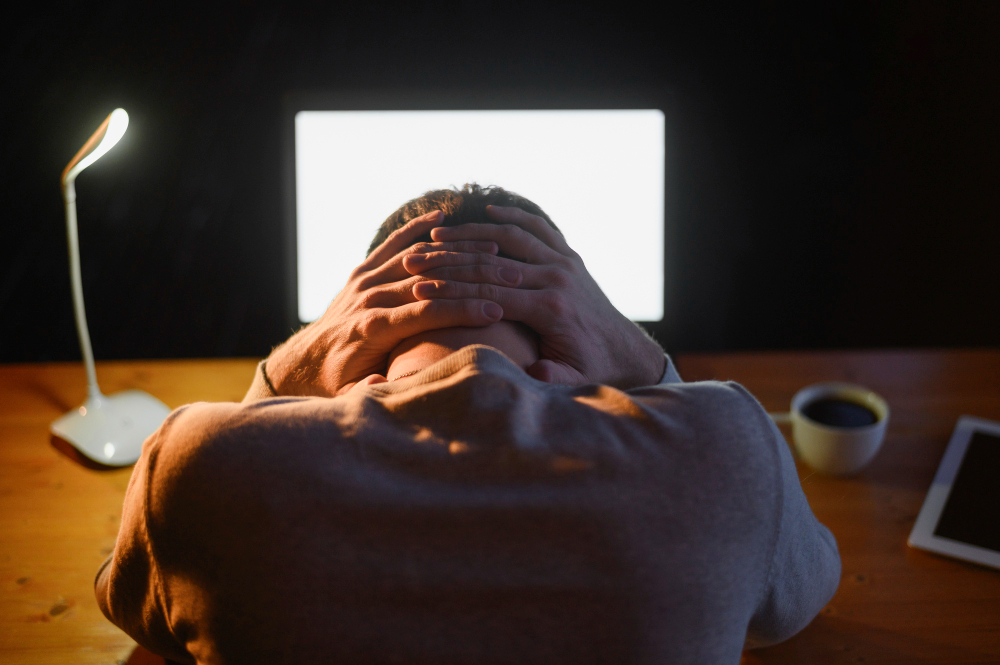Homem estressado na frente do computador