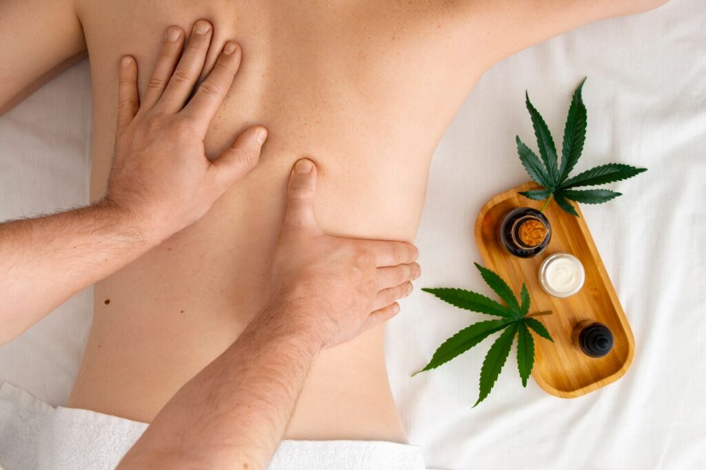 Mulher recebendo massagem detox nas costas com óleos