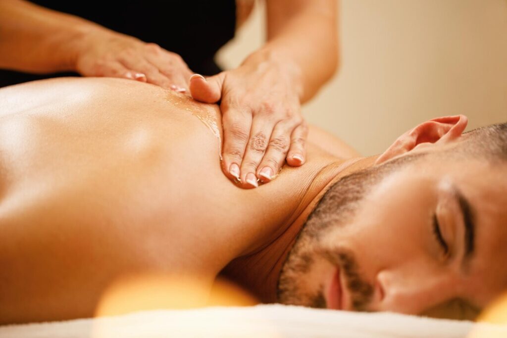Homem recebendo massagem nas costas