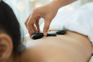 Massagem com pedras quentes