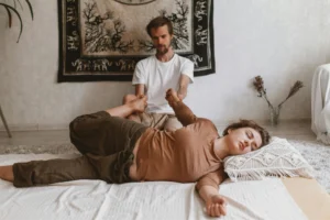 Mulher recebendo massagem tailandesa