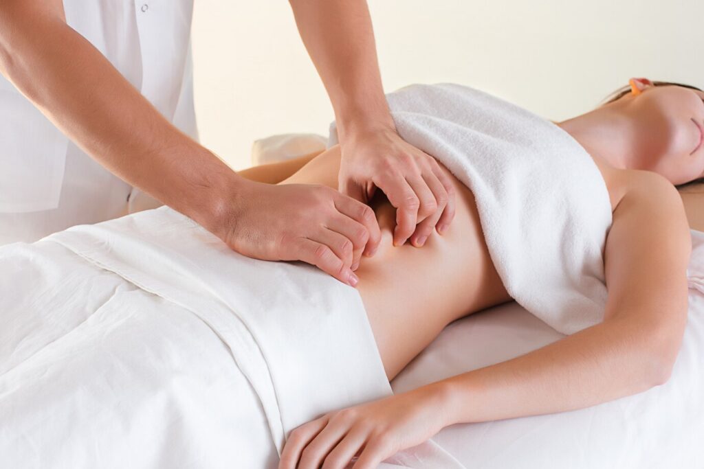 Mulher recebendo massagem abdomnal