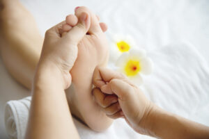 Pés recebendo massagem reflexologia