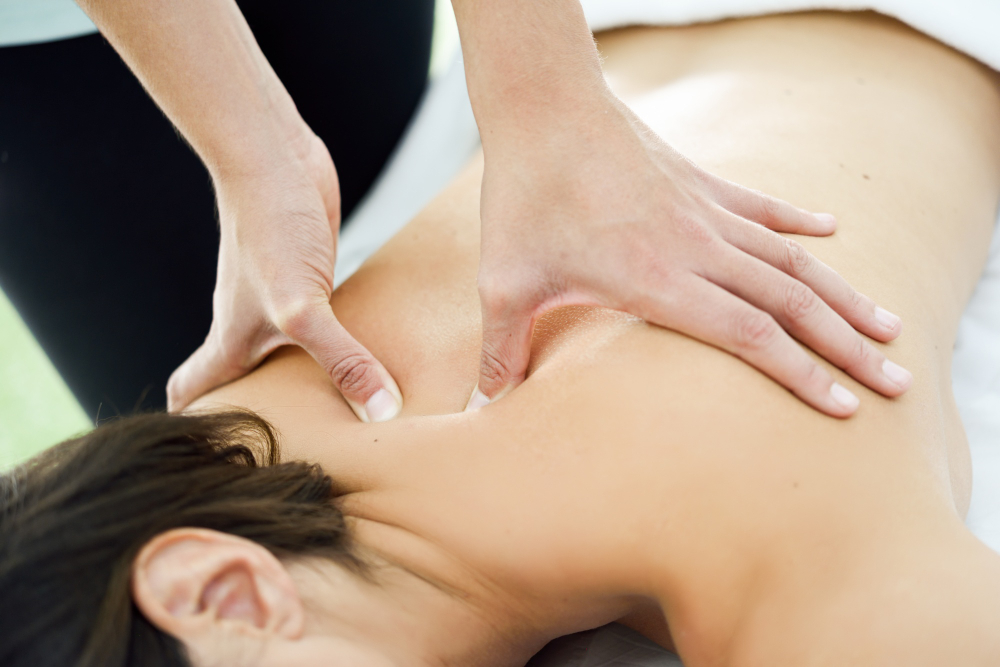 Mulher recebendo shiatsu