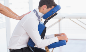 Homem fazendo quick massage