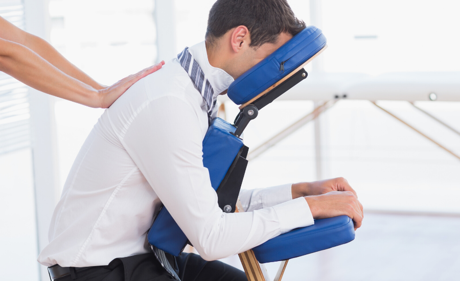 Homem fazendo quick massage